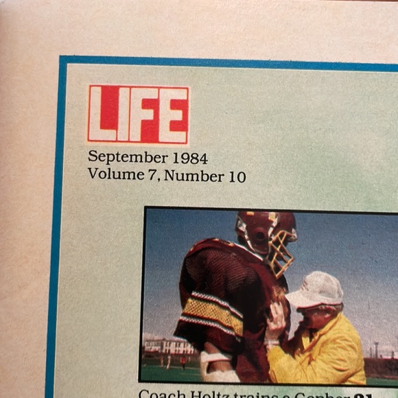 Life Magazine Michael On Stage and Off September 1984 Volume 7, Number 10 - Picture 2 of 2